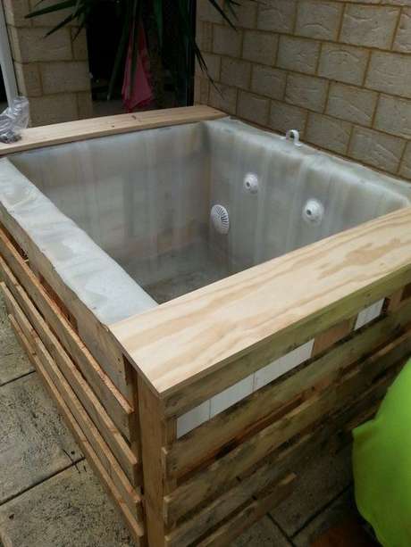 39. Faça uma piscina de paletes pequena apenas se poucas pessoas forem aproveitá-la – Foto: Pinterest