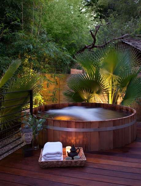 44. Vale a pena esquentar a água para fazer uma piscina de paletes que lembre um ofurô. – Foto: Amanda Forte Arquitetura