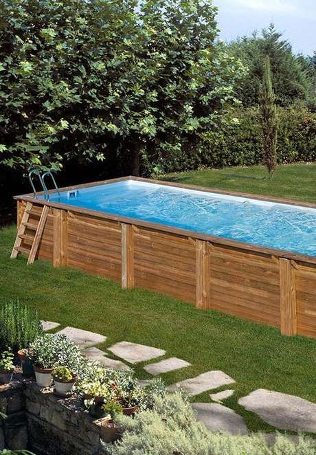 49. Coloque vasinhos de flores e plantas para decorar as redondezas da piscina de paletes. Fica incrivel! – Foto: Habitissimo
