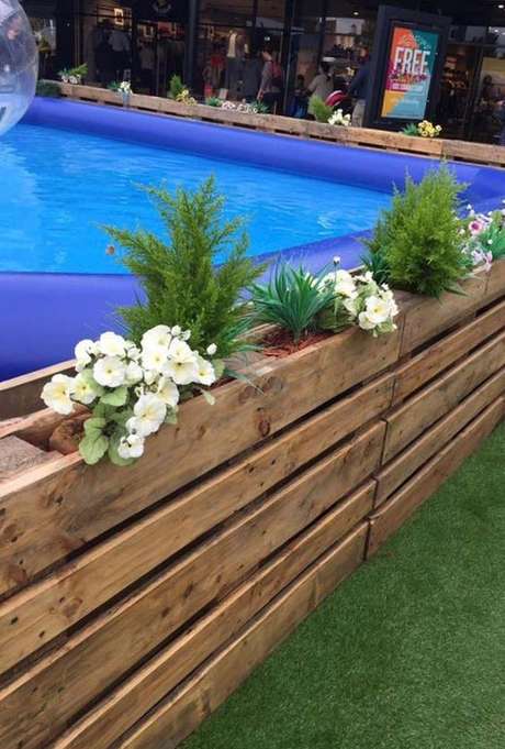 4. Decore a piscina de paletes de acordo com a sua preferência – Foto: Pinterest