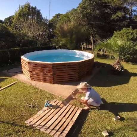 8. A piscina de paletes precisa ser feita em ambientes planos, por isso, tenha cuidado no lugar que for fazê-la para que tudo se mantenha inteiro. – Foto: Jornal Ibiá
