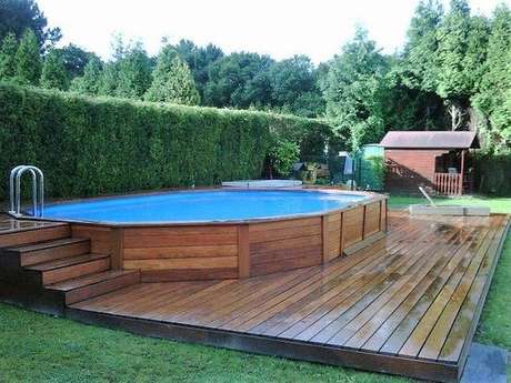 10. Caso tenha espaço, faça um deck para se divertir enquanto está na piscina de paletes. – Foto: Pinterest