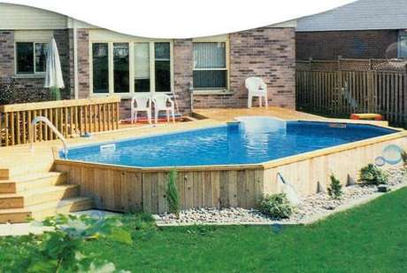 15. É interessante colocar a piscina de paletes próxima ao jardim para ter uma visão agradável. – Foto: Pinterest