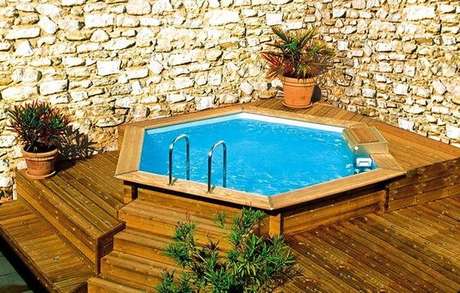 18. Quanto mais você caprichar para fazer a piscina de paletes, mais bonita fica sua decoração. – Foto: Banheira Spa