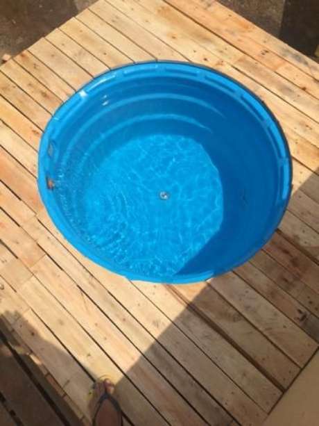 20. Também vale a pena pegar uma piscina e construir um deck ao redor para criar um ambiente incrível! – Foto: Decora com Carlos Costa