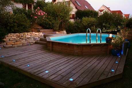 25. Não se esqueça de iluminar a área para aproveitar a piscina de paletes durante à noite também. – Foto: Pinterest