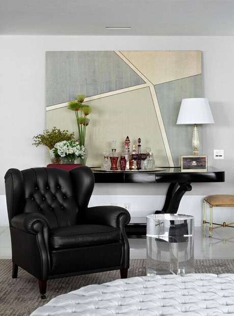 20. Poltrona decorativa de couro preto. Projeto de Roberto Migotto 20. Poltrona decorativa de couro preto. Projeto de Roberto Migotto