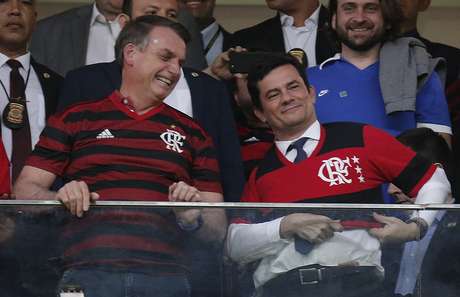 O presidente Jair Messias Bolsonaro, ao lado do ministro da Justiça, Sérgio Moro, nos camarotes do estádio Mané Garrincha, em Brasília antes do início da partida entre CSA x Flamengo, válida pela 9ª rodada do Brasileirão na noite desta quarta-feira.