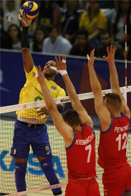 Ataque de Leal diante da Sérvia (FIVB Divulgação) Ataque de Leal diante da Sérvia (FIVB Divulgação)