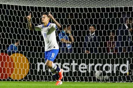 Coutinho comemora gol contra a BolÃ­via