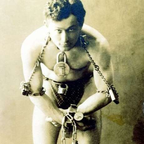 Harry Houdini foi um dos maiores ilusionistas da história. Ele viveu de 1874 a 1925 Harry Houdini foi um dos maiores ilusionistas da história. Ele viveu de 1874 a 1925