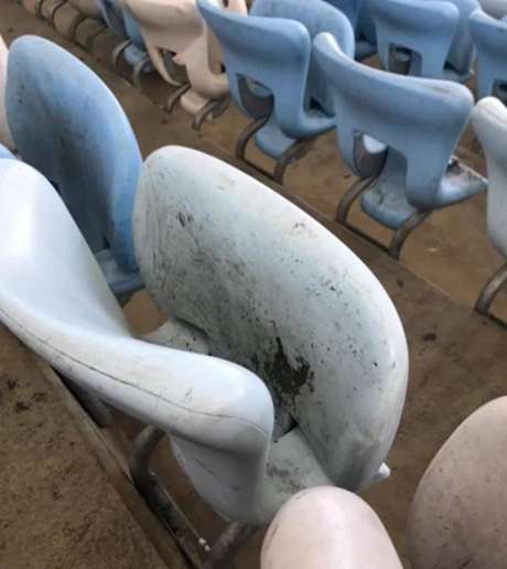 Torcedores reclamaram de cadeiras sujas e quebradas no Maracanã Torcedores reclamaram de cadeiras sujas e quebradas no Maracanã