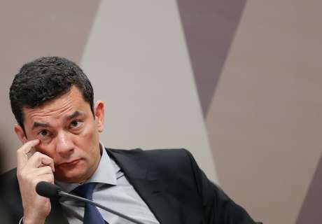 O ministro da JustiÃ§a e SeguranÃ§a PÃºblica, Sergio Moro, durante audiÃªncia realizada na ComissÃ£o de ConstituiÃ§Ã£o e JustiÃ§a (CCJ) do Senado, em BrasÃ­lia, nesta quarta-feira, 18. Moro participa da sessÃ£o para explicar as supostas mensagens trocadas com procuradores da Lava Jato durante a OperaÃ§Ã£o e divulgadas pelo site The Intercept Brasil.