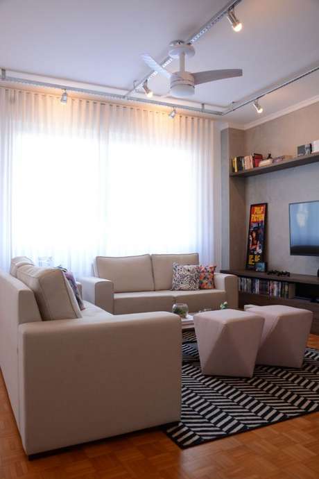 19. Tecido para cortina de decoração de sala de estar com tapete geométrico – Por: Pinterest 19. Tecido para cortina de decoração de sala de estar com tapete geométrico – Por: Pinterest