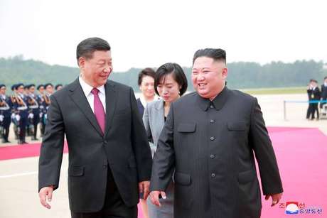 Xi se reúne com Kim e pede retomada de diálogo