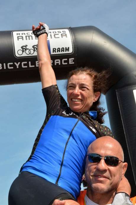 Dani Genovesi celebra segundo título do Race Across America (Reprodução / Facebook) Dani Genovesi celebra segundo título do Race Across America (Reprodução / Facebook)