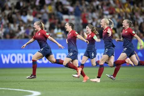 As norueguesas estão na próxima fase do Mundial Feminino (Foto: CHRISTOPHE SIMON/AFP) As norueguesas estão na próxima fase do Mundial Feminino (Foto: CHRISTOPHE SIMON/AFP)