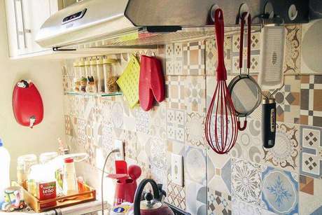 23. Ladrilho hidráulico é perfeito para deixar a cozinha compacta com um estilo diferente. Projeto de Casa Aberta