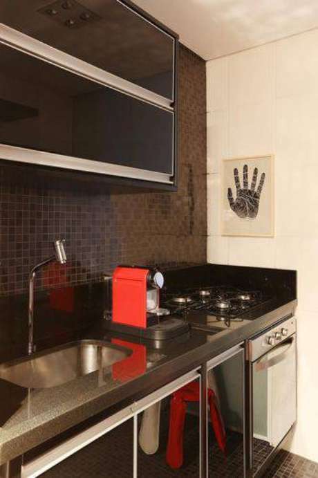 29. Você pode utilizar tons mais escuros na cozinha compacta, mas com cuidado para não acabar com a impressão de um ambiente ainda menor. Projeto de Abreu Borges