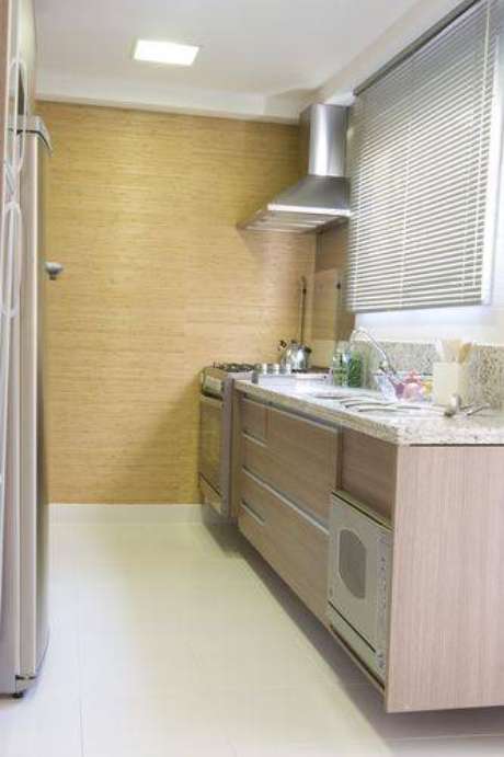 11. Cozinha compacta com layout de corredor. Projeto de Janaina Leibovitch