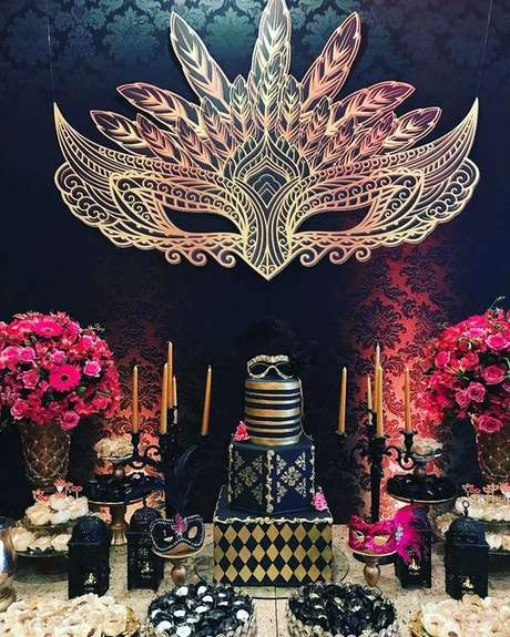 26. Festa à fantasia com detalhes em dourado e preto – Por: Pinterest 26. Festa à fantasia com detalhes em dourado e preto – Por: Pinterest