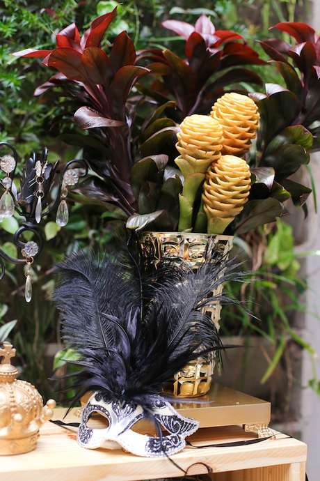 29. A decoração de festa à fantasia fica ainda mais personalizada com máscaras espalhadas pelo espaço – Por: Mia e Maria 29. A decoração de festa à fantasia fica ainda mais personalizada com máscaras espalhadas pelo espaço – Por: Mia e Maria