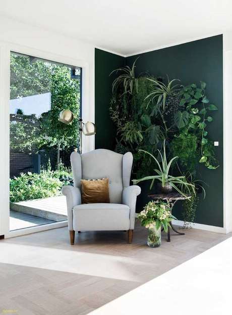 2. O jardim vertical combinou perfeitamente com os tons de verde escuro usados na parede – Por: VD 2. O jardim vertical combinou perfeitamente com os tons de verde escuro usados na parede – Por: VD