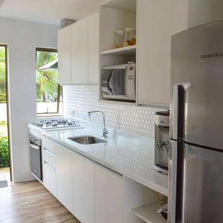 62. Decoração simples para cozinha compacta com balcão branco