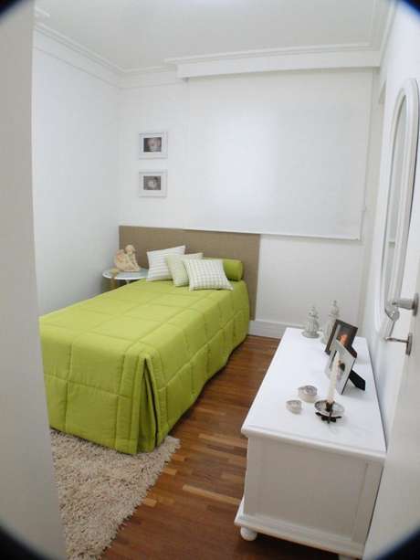 38. Decoração de quarto de solteiro com tons de verde apenas na colcha da cama – Por: Giuliana Luchetti 38. Decoração de quarto de solteiro com tons de verde apenas na colcha da cama – Por: Giuliana Luchetti