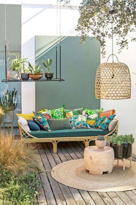 63. Decoração de terraço em tons de verde com estampas coloridas nos detalhes – Por: VD 63. Decoração de terraço em tons de verde com estampas coloridas nos detalhes – Por: VD