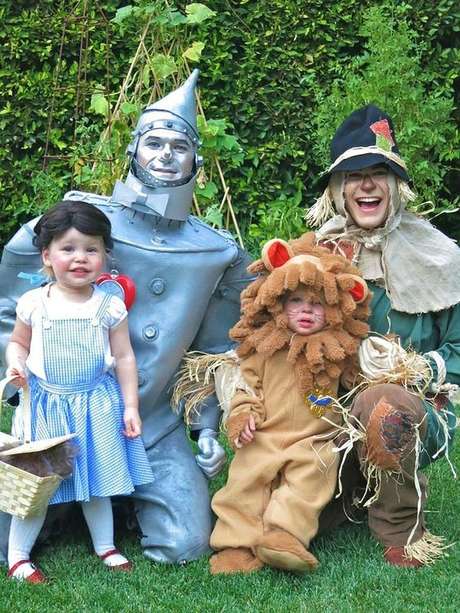 5. A família reunida com a fantasia combinando é a visão mais linda para festa à fantasia que existe! – Por: Pinterest 5. A família reunida com a fantasia combinando é a visão mais linda para festa à fantasia que existe! – Por: Pinterest