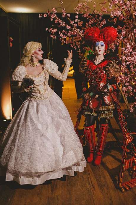 32. Convidadas com fantasia de Alice no país das maravilhas para festa à fantasia – Por: Raphael Ranosi 32. Convidadas com fantasia de Alice no país das maravilhas para festa à fantasia – Por: Raphael Ranosi