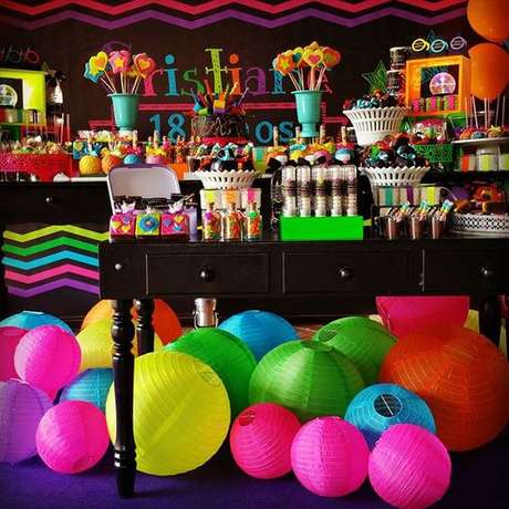 37. Festa à fantasia com balões neon, bem alegre e divertido! – Por: Pinterest 37. Festa à fantasia com balões neon, bem alegre e divertido! – Por: Pinterest