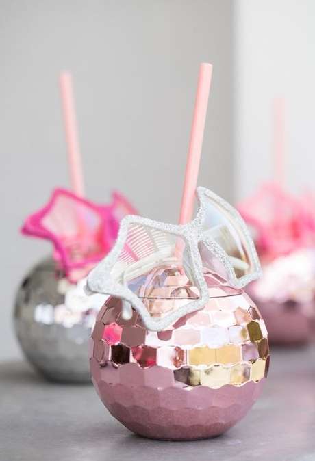 38. Entregue acessórios para os convidados curtirem a Festa á fantasia retrô – Por: Pinterest 38. Entregue acessórios para os convidados curtirem a Festa á fantasia retrô – Por: Pinterest