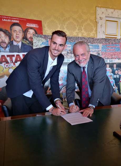 Fabián Ruiz com o presidente napolitano Aurelio De Laurentiis (Foto: AFP) Fabián Ruiz com o presidente napolitano Aurelio De Laurentiis (Foto: AFP)