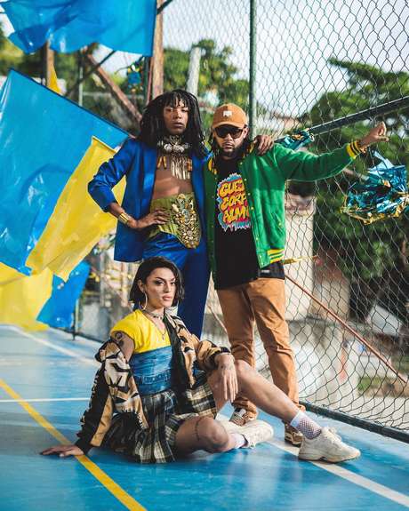 Emicida, Pabllo Vittar e Majur gravam videoclipe no Complexo do Alemão. Emicida, Pabllo Vittar e Majur gravam videoclipe no Complexo do Alemão.