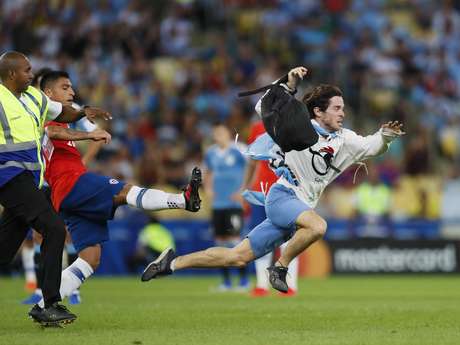 Torcedor invade o campo durante partida entre Uruguai e Chile, realizada no Estádio do Maracanã, na zona norte do Rio de Janeiro, válida pela Copa America 2019, na noite desta segunda- feira, 24 de junho de 2019