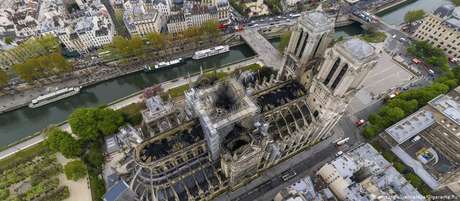 Notre-Dame foi parcialmente destruída por um incêndio em 15 de abril Notre-Dame foi parcialmente destruída por um incêndio em 15 de abril