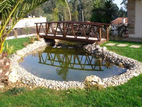 7. Que tal fazer um lago artificial com ponte? É incrível! – Por: Pinterest