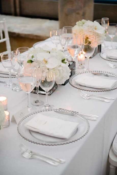 15. Decoração simples e delicada para bodas de casamento com velas e flores brancas – Foto: Style Me Pretty 15. Decoração simples e delicada para bodas de casamento com velas e flores brancas – Foto: Style Me Pretty