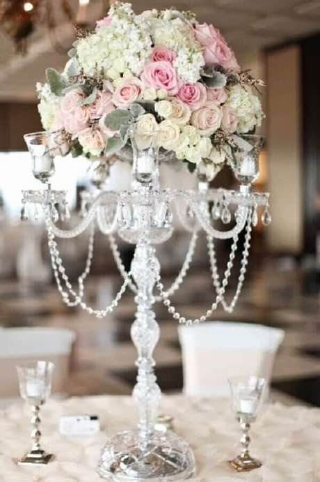 21. Arranjo com rosas em suporte de vidro para festa bodas de casamento – Foto: Wedding Ideas 21. Arranjo com rosas em suporte de vidro para festa bodas de casamento – Foto: Wedding Ideas