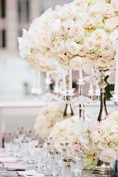 28. Arranjo com flores brancas para um toque delicado na decoração das bodas de casamento – Foto: Weddbrook 28. Arranjo com flores brancas para um toque delicado na decoração das bodas de casamento – Foto: Weddbrook
