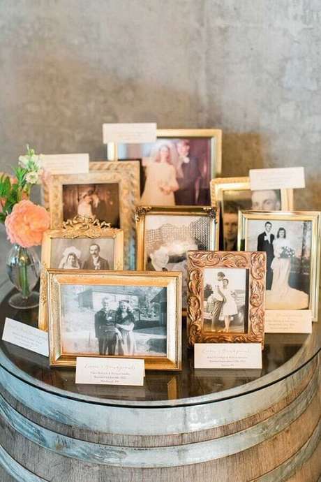 29. Invista em um cantinho com fotos do casal para as bodas de casamento – Foto: Elegant Wedding Invites 29. Invista em um cantinho com fotos do casal para as bodas de casamento – Foto: Elegant Wedding Invites