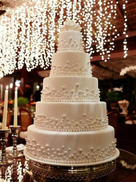 31. O bolo das bodas de pérola também pode contar com detalhes dessa preciosidade feitas em açúcar – Foto: Pinterest 31. O bolo das bodas de pérola também pode contar com detalhes dessa preciosidade feitas em açúcar – Foto: Pinterest