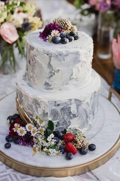 33. Bolo decorado com flores e frutas para bodas de prata – Foto: 100 Layer Cake 33. Bolo decorado com flores e frutas para bodas de prata – Foto: 100 Layer Cake