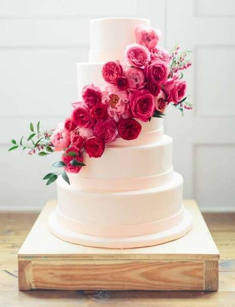 34. As flores com cores vivas deram um toque super especial para a decoração do bolo para bodas de casamento – Foto: Weddbook 34. As flores com cores vivas deram um toque super especial para a decoração do bolo para bodas de casamento – Foto: Weddbook