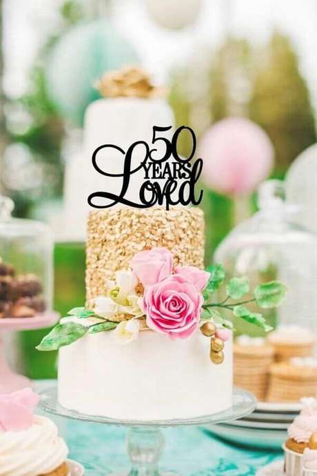 35. Bolo decorado para bodas de ouro com plaquinha personalizada no topo – Foto: Pinterest 35. Bolo decorado para bodas de ouro com plaquinha personalizada no topo – Foto: Pinterest