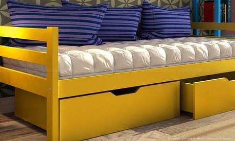 39. O amarelo é um cor que combina muito com sofá cama com gavetas. Projeto por: Lojas KD