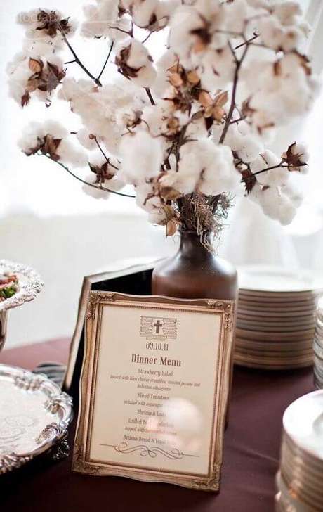 39. Decoração com delicado arranjo de galhos e algodão para bodas de algodão – Foto: Anna and Spencer Photography 39. Decoração com delicado arranjo de galhos e algodão para bodas de algodão – Foto: Anna and Spencer Photography
