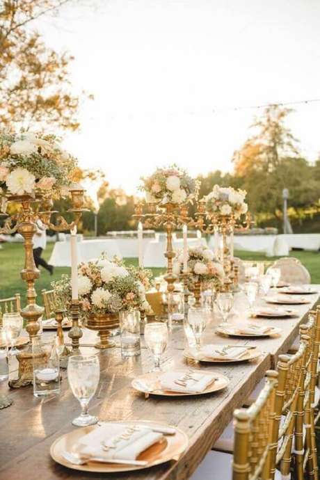 12. Sofisticada decoração para bodas de ouro ao ar livre com detalhes em dourado – Foto: Ideias para Decorar 12. Sofisticada decoração para bodas de ouro ao ar livre com detalhes em dourado – Foto: Ideias para Decorar